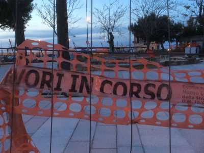 Piazzetta San Francesco, da molto tempo in restauro: i lavori sembrano fermi
